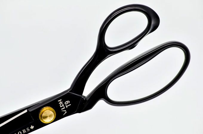 Gingher Light-Weight 9 Fabric Shears – EWE fine fiber goods