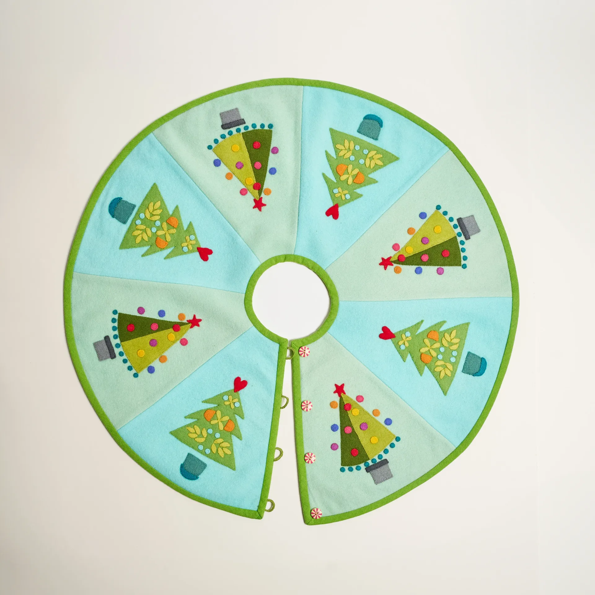[KTAQ-TS01] Pre Order: Christmas Tree Skirt Kit, AccuQuilt (Kit)